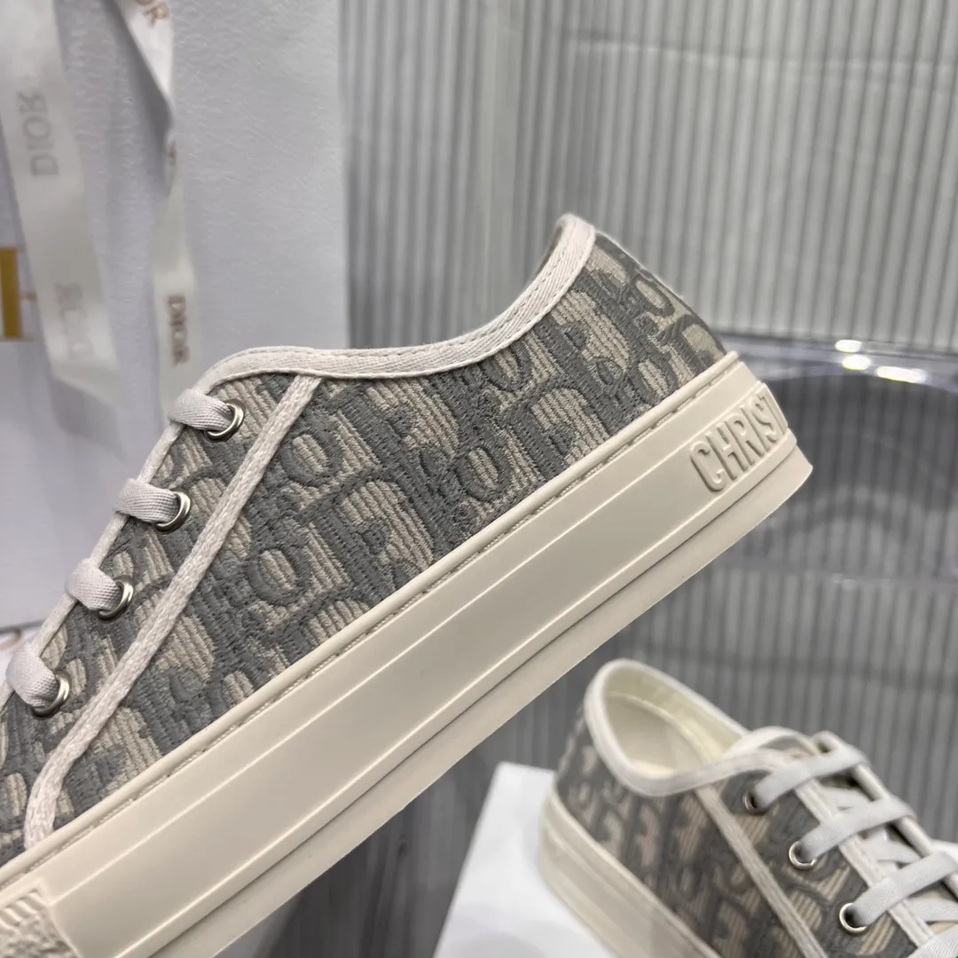 👟👟Ex-factory price 480👟👟 Women's shoes, women's clothing (top purchasing quality➕full package) Dior Dior classic casual shoes, small cloth shoes, the latest color embroidery and color-blocking embroidery, super layered. Every detail is one-to-one. The tongue and shoelaces are embellished with the "Christian Dior logo, the soles and Mr. Dior's favorite lucky star Original molded outsole🌟Original cover and high-end customization! Materials: All upper materials are made to order, 3D electric embroidered three-dimensional cloth, lining sheepskin and cowhide feet, one-piece latex feet, top-quality T👟👟Ex-factory price U original outsole Size: 35–42 customized 41 42